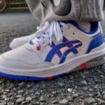 Asics EX89 blanche bleu et orange on feet