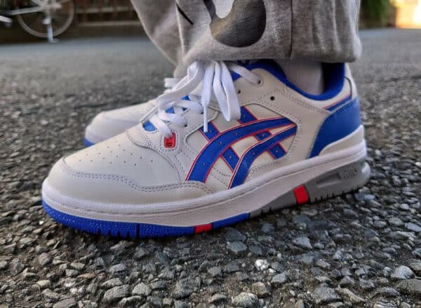 Asics EX89 blanche bleu et orange on feet