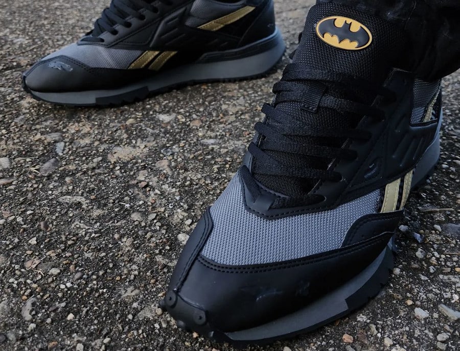 Reebok LX 2200 Bat Signal on feet (couv)