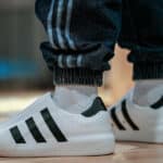 Adidas Adifoam Superstar blanche et noire on feet