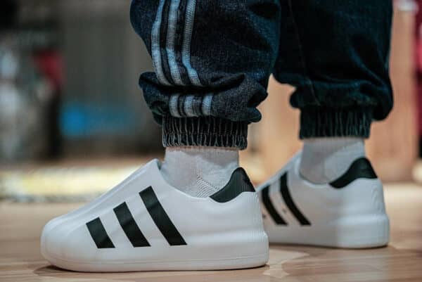 Adidas Adifoam Superstar blanche et noire on feet