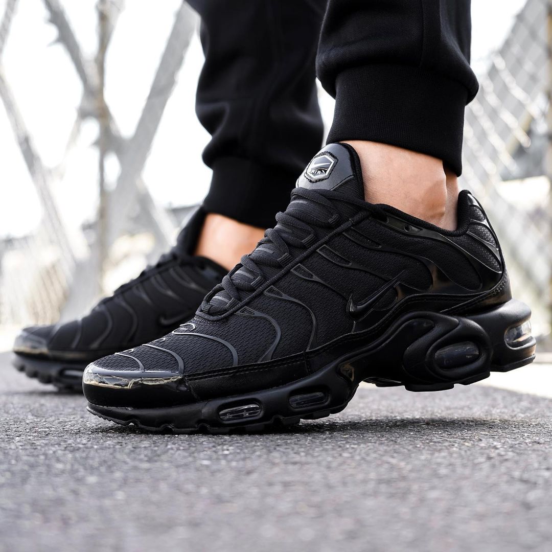 https://www.sneakers-actus.fr/wp-content/uploads/2023/01/Nike-Air-Max-Plus-toute-noire-2023-3.jpg