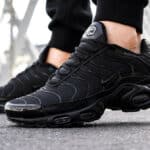 Nike Air Max Plus toute noire 2023 (couv)