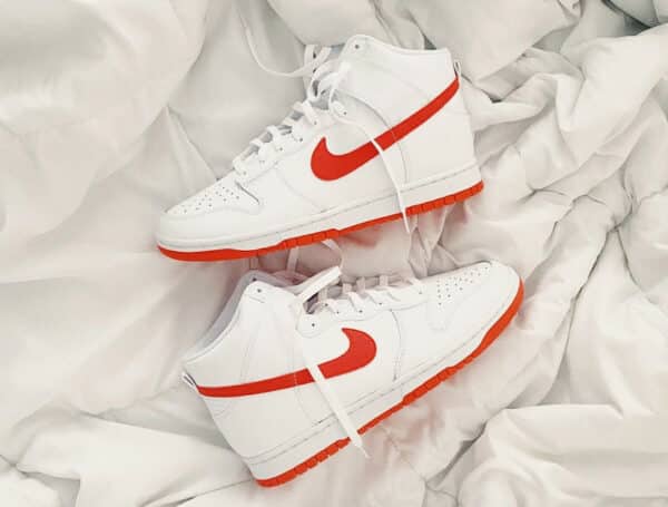 Nike Dunk Hi Retro blanche et rouge piment (couv)
