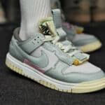 Nike Dunk Low Remastered vert pastel et rose on feet (couv)