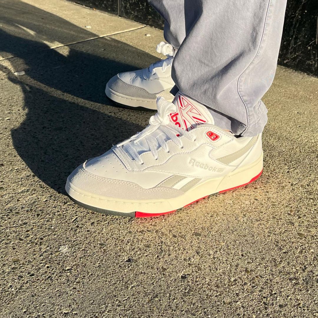 Reebok BB 4000 2 blanche grise et rouge on feet