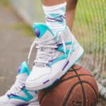 Reebok Pump Omnizone II blanche violette et turquoise on feet (couv)