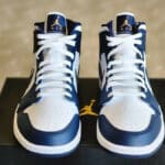 Air Jordan 1 Mid blanche et bleu foncé 2023 (6)