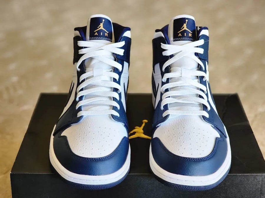 Jordan 1 bleu marine hotsell et blanche