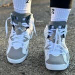 Air Jordan 6 blanche et gris froid on feet (2)
