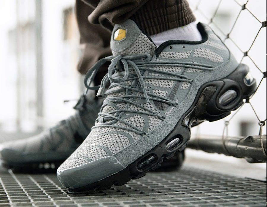 https://www.sneakers-actus.fr/wp-content/uploads/2023/02/Nike-Air-Max-Plus-Utility-grise-noire-et-jaune-on-feet-1.jpg