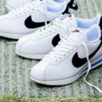 Nike Cortez blanche et noire 2023 (couv)