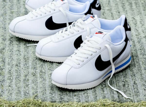 Nike Cortez blanche et noire 2023 (couv)