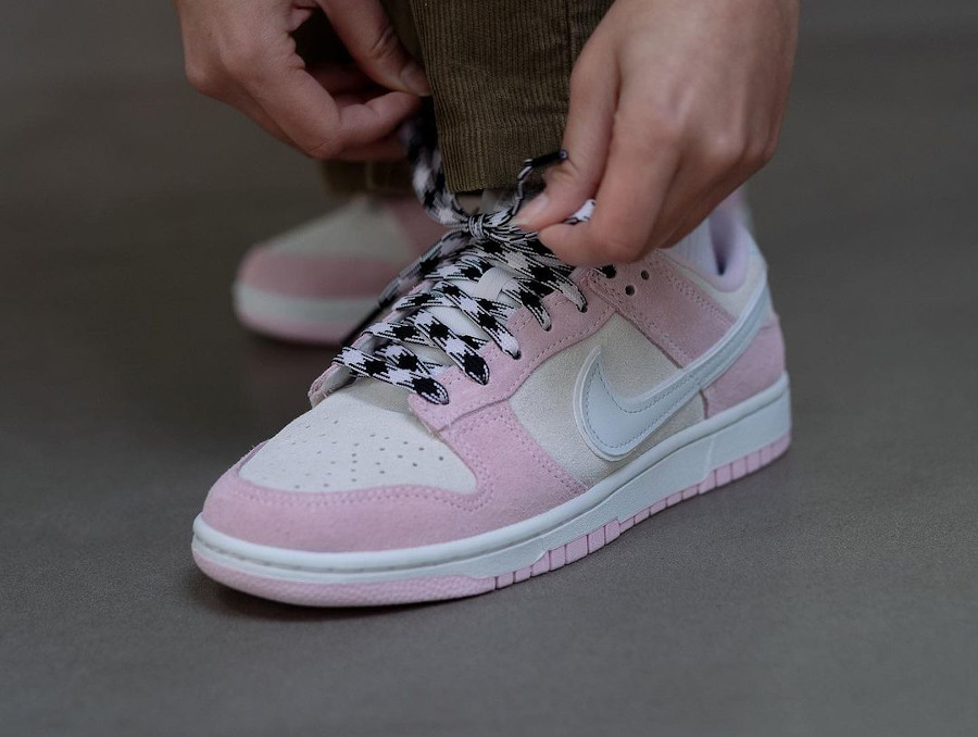 Nike Dunk Low Luxe mousse rose 2023 on feet