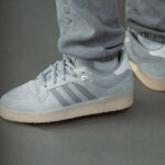 Adidas Rivalry Low 86 en daim gris on feet (3)