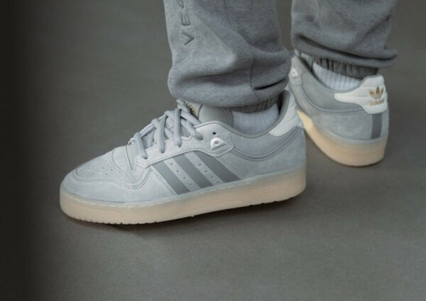 Adidas Rivalry Low 86 en daim gris on feet (3)