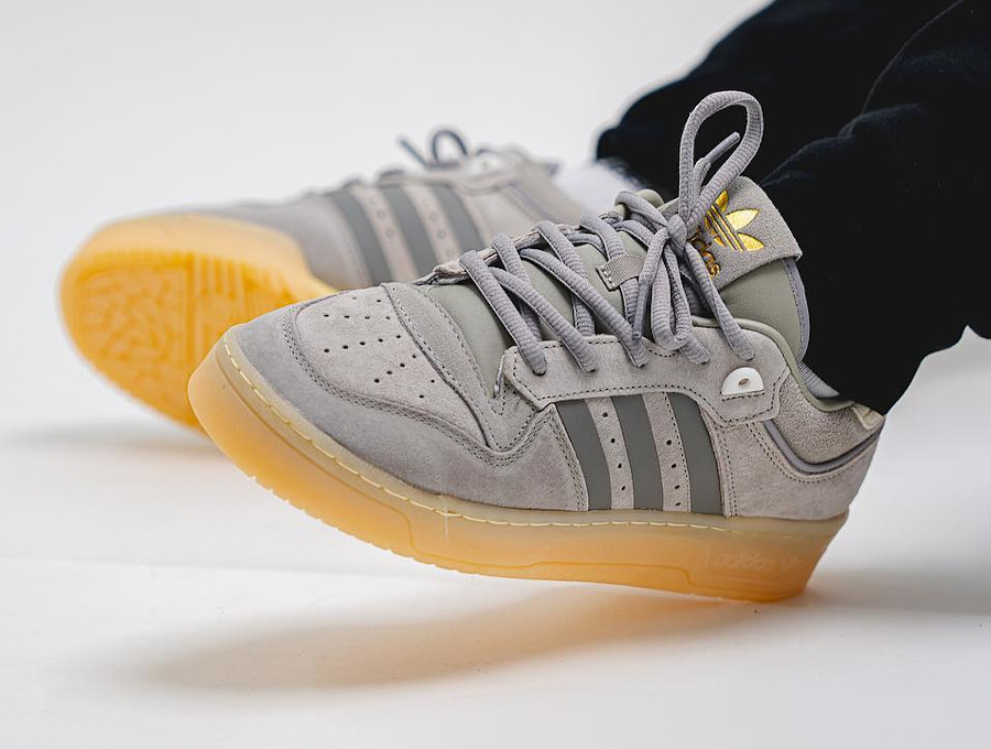 Adidas Rivalry Low 86 en daim gris on feet (4)