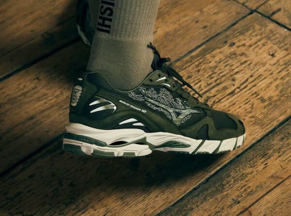 Maharishi x zapatillas de running Mizuno ritmo medio talla 40 on feet