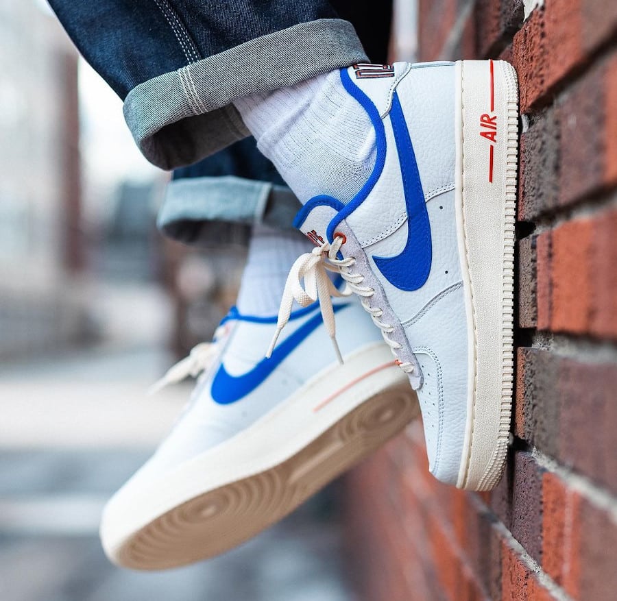 Nike Air Force 1 Command Force blanche bleue et rouge on feet (1)