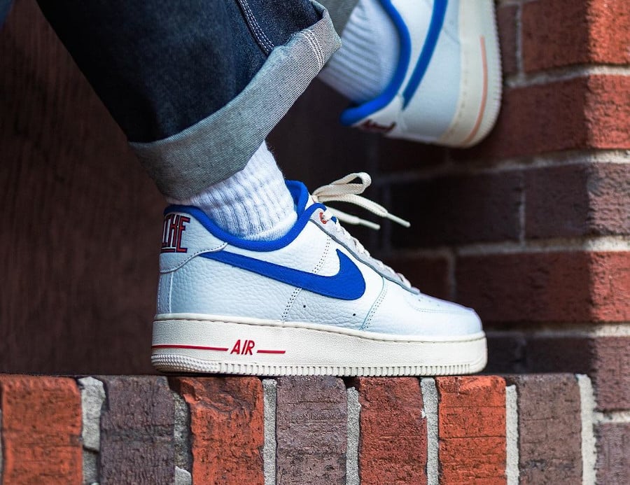 Nike Air Force 1 Command Force blanche bleue et rouge on feet (2)