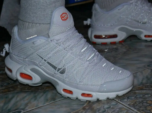 Nike Air Max Plus Toggle blanche et orange on feet (3)