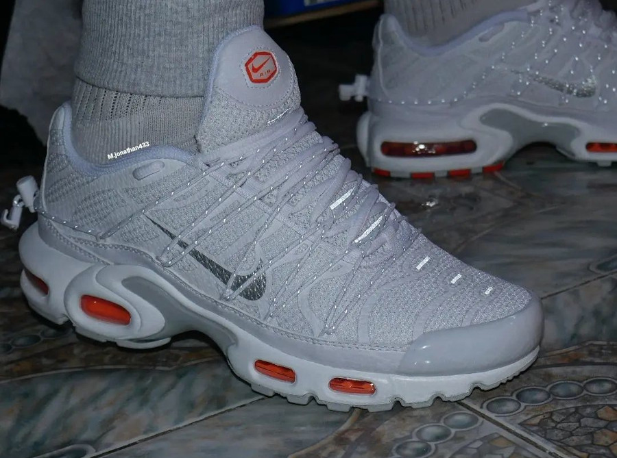 Nike Air Max Plus Toggle blanche et orange on feet (3)