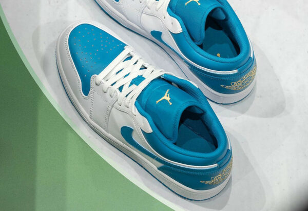 AJ1 Low Aquatone Or céleste 553558-174 (couv)