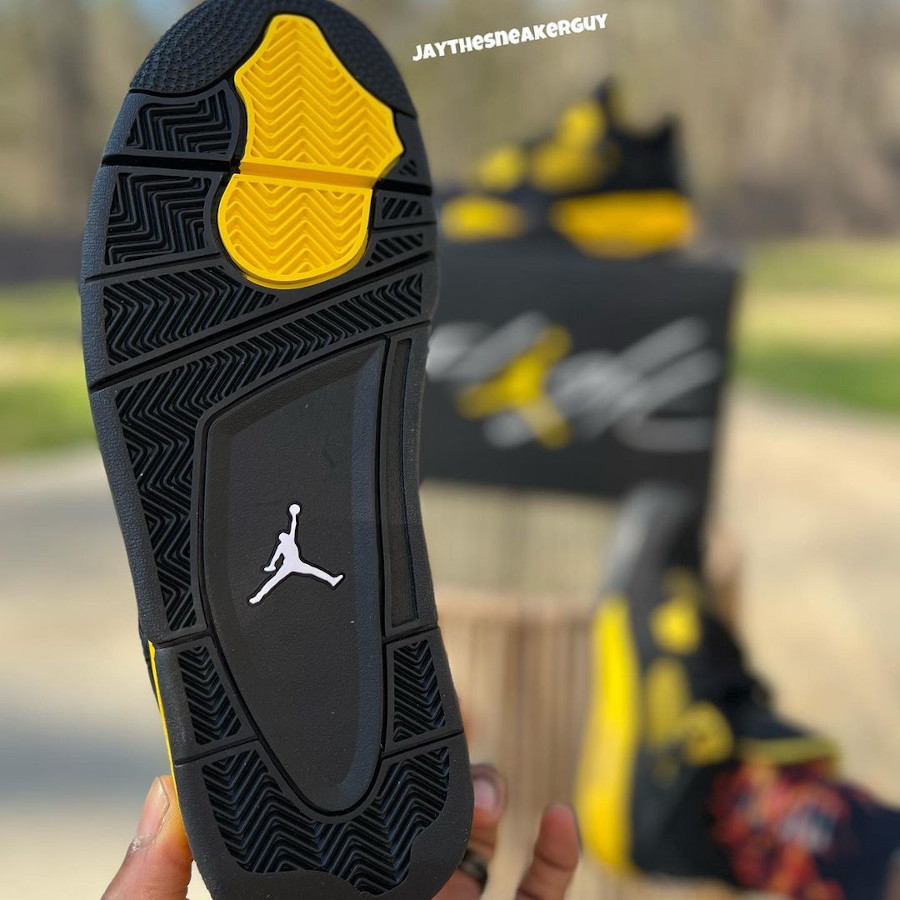 Air Jordan 4 noire et jaune (2)