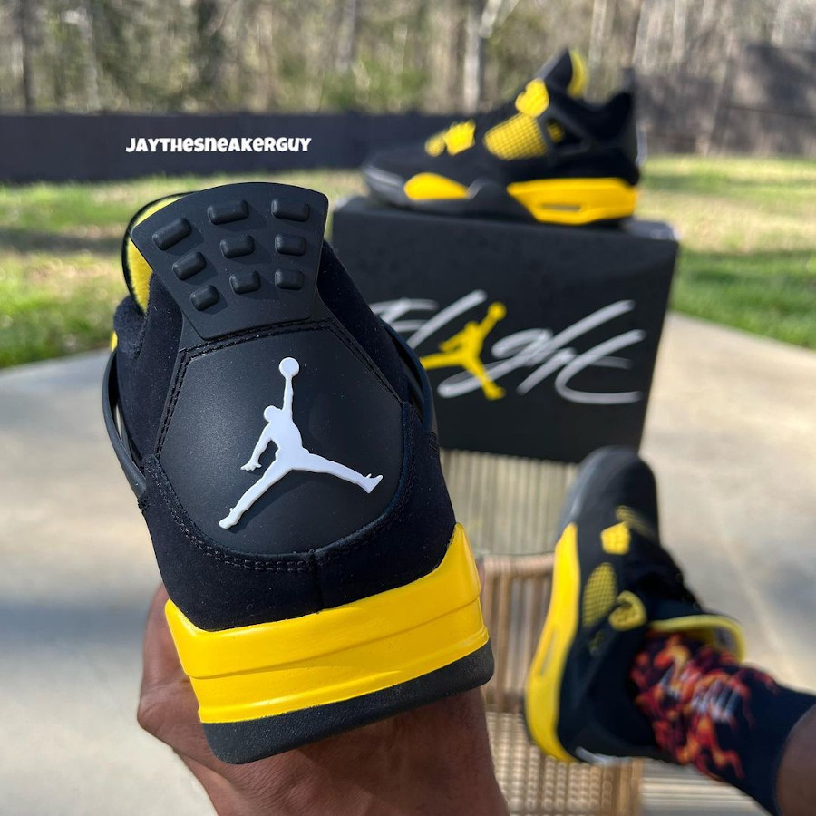 Air Jordan 4 noire et jaune (3)