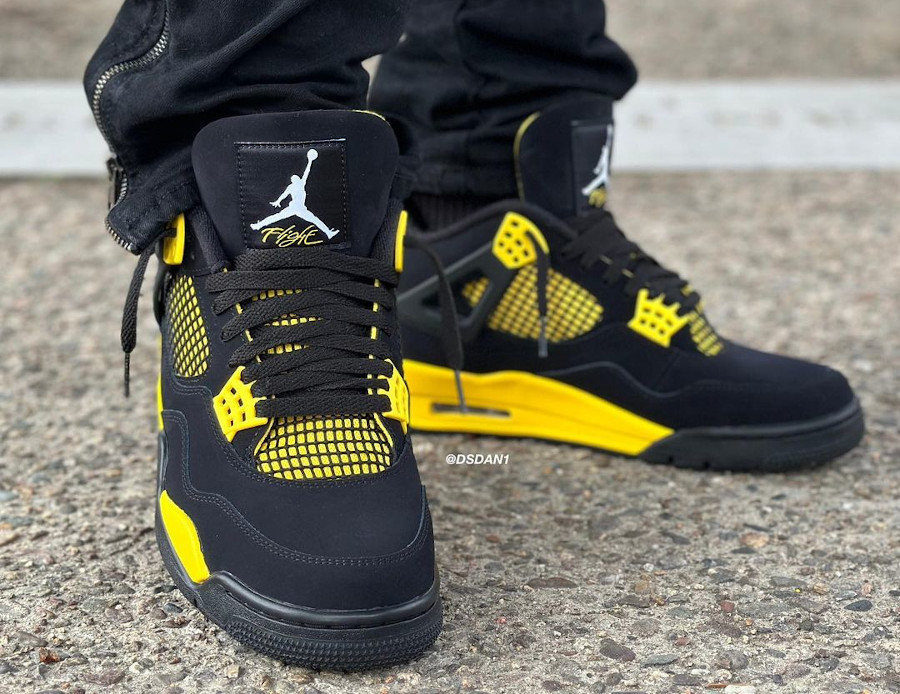 Air Jordan 4 noire et jaune on feet (1)