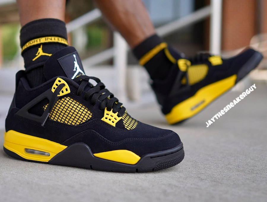 Air Jordan 4 noire et jaune on feet (2)