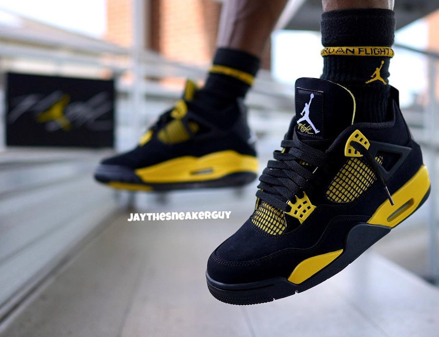 Air Jordan 4 noire et jaune on feet (3)