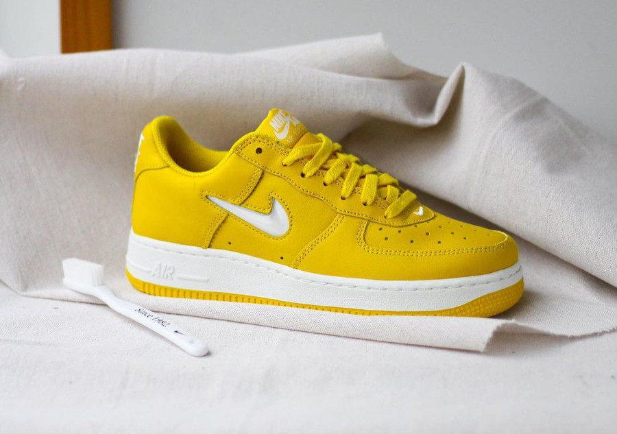 Nike Air Force 1 Low Color of the Month jaune (2)