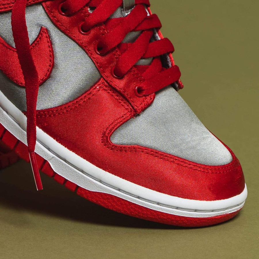 Nike Dunk Low en tissu satiné gris et rouge (2)