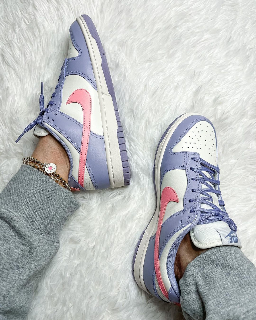 Nike Dunk Low violet pastel et rose on feet (1)