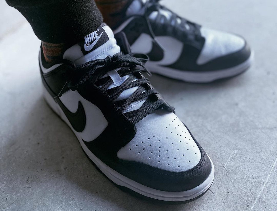 Nike Dunk Low noir et blanc 2023 on feet (1)