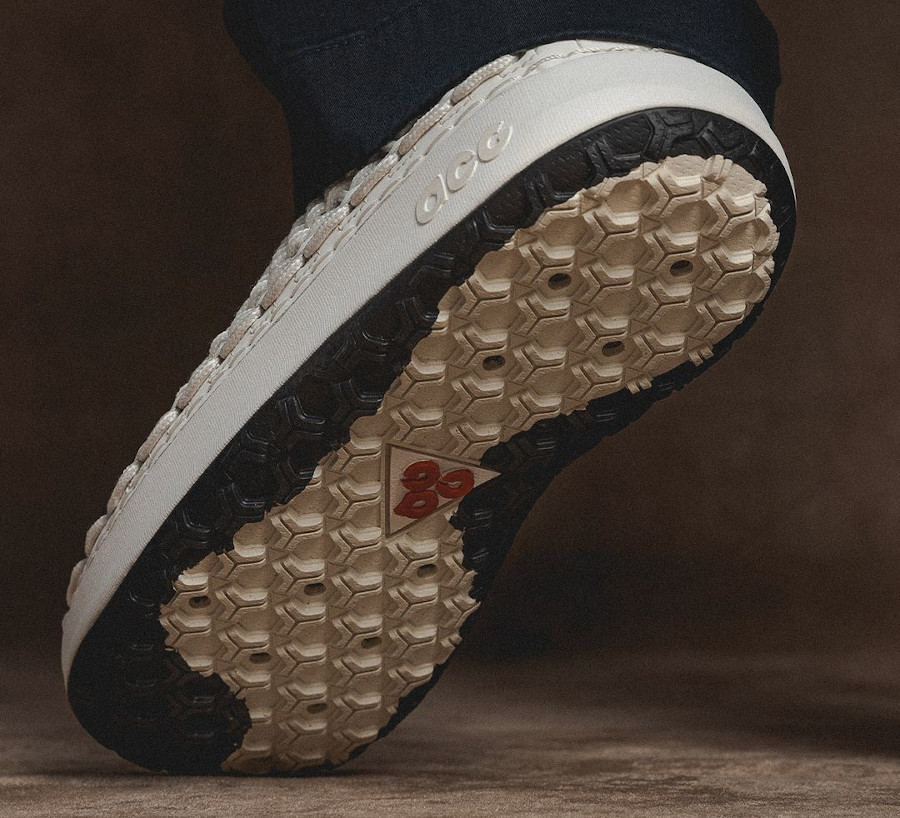 Nike Watercat+ ACG blanc cassé on feet (1)