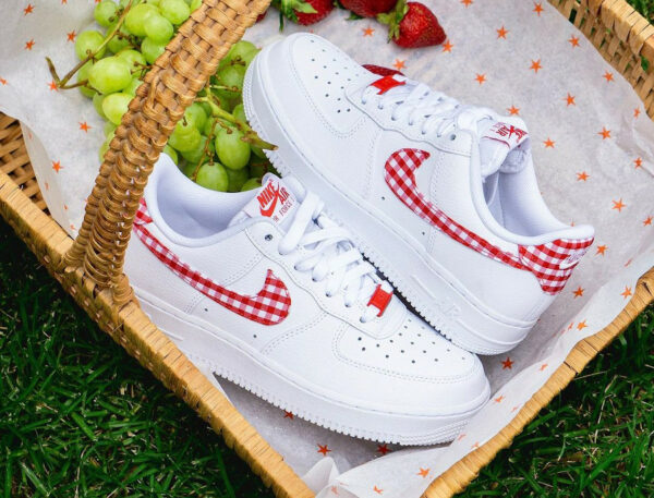 Nike AF1 Low Carreaux Vichy Gingham Plaid Mystic Red DZ2784-101 (couv)