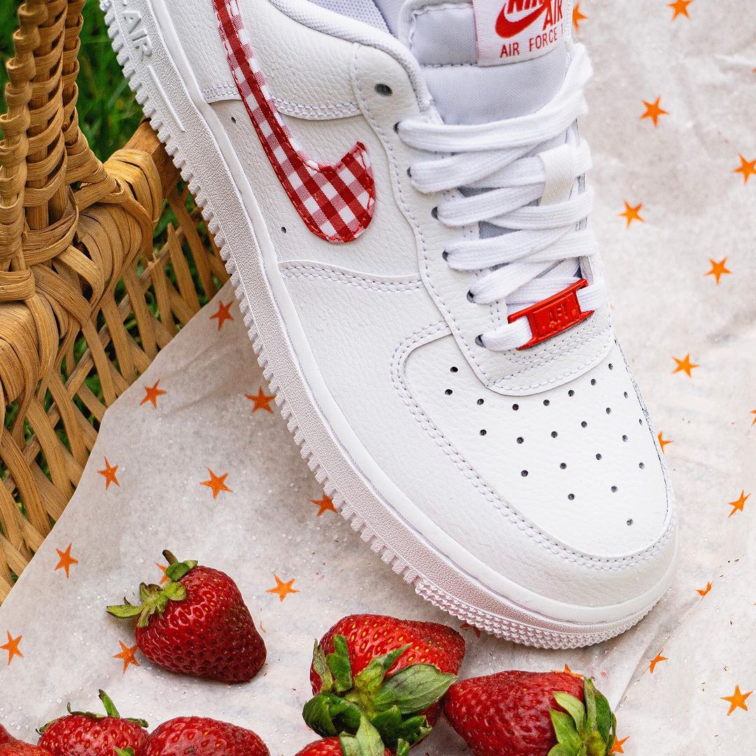 Nike Air Force 1 Low blanche carreaux rouges (1)