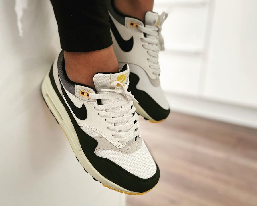 Nike Air Max 1 Athlelic Dept voile beige clair on feet