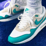 Nike Air Max 1 bleu turquoise on feet (couv)