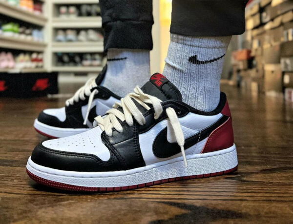 Air Jordan 1 Black Toe 23 on feet (femme)