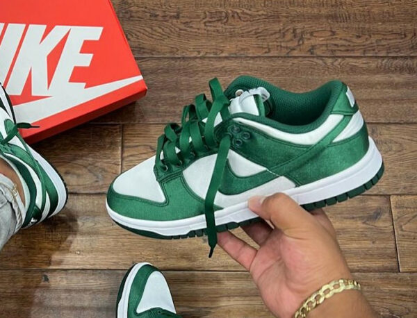Nike Dunk Low Satin Green Michigan State Spartans DX5931-100 (couv)