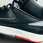 AJ2 Retro Iguane Black Cement Fire Red DR8884-001 (couv)