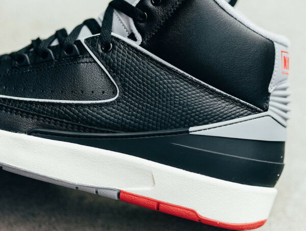 AJ2 Retro Iguane Black Cement Fire Red DR8884-001 (couv)