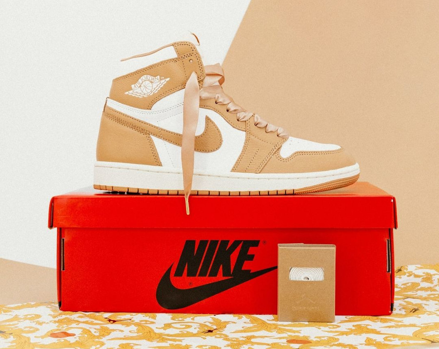 Air Jordan 1 High OG 2023 blanche et beige (1)