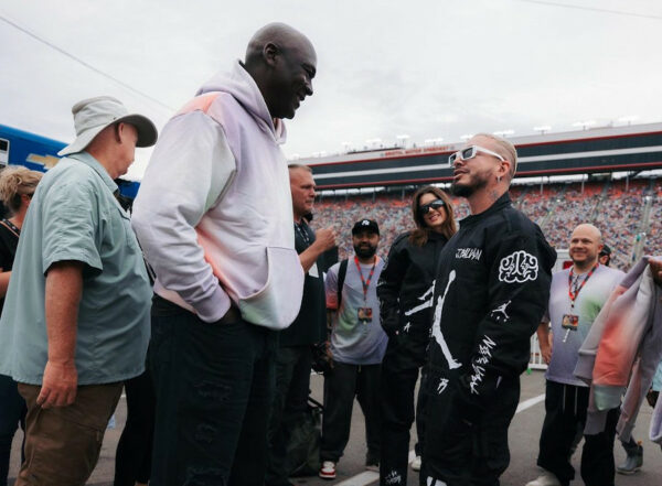 J Balvin et Michael Jordan en Majestry Junior FG Football Boots (couv)