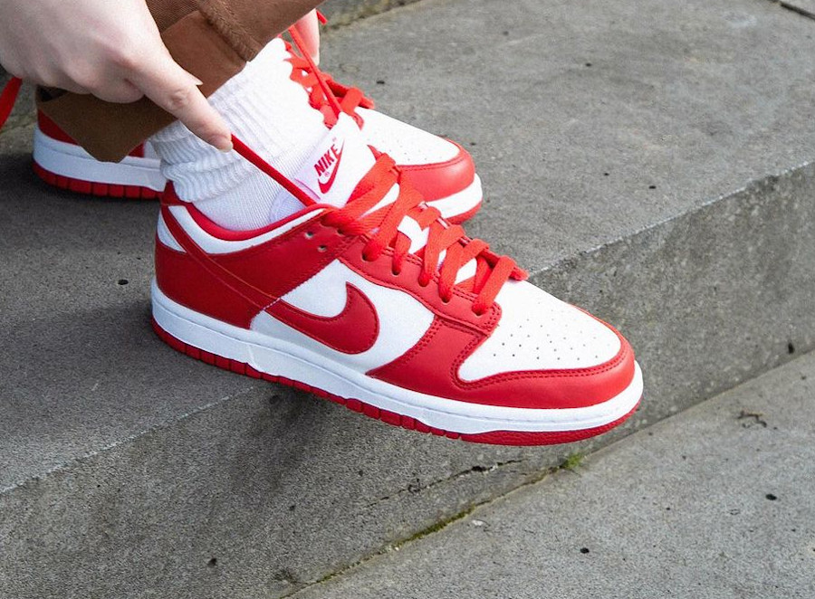 Nike Dunk Low bicolore blanche et rouge university on feet