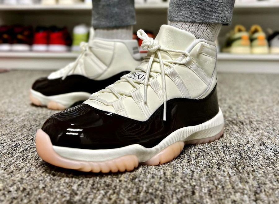 Air Jordan 11 Sail Velvet Brown Atmosphere on feet (couv)