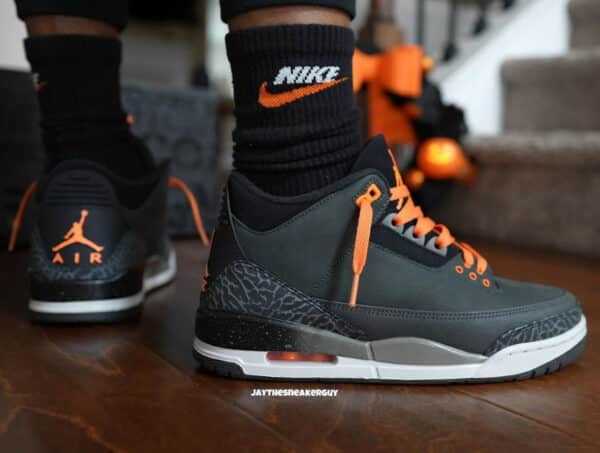 Air Jordan 3 Grise Noire et Orange on feet